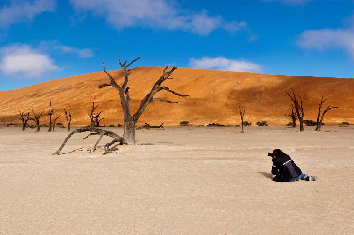 photographer-making-picture-landscape-dead-vlei-sossusvlei-namib-desert-namibia-south-africa